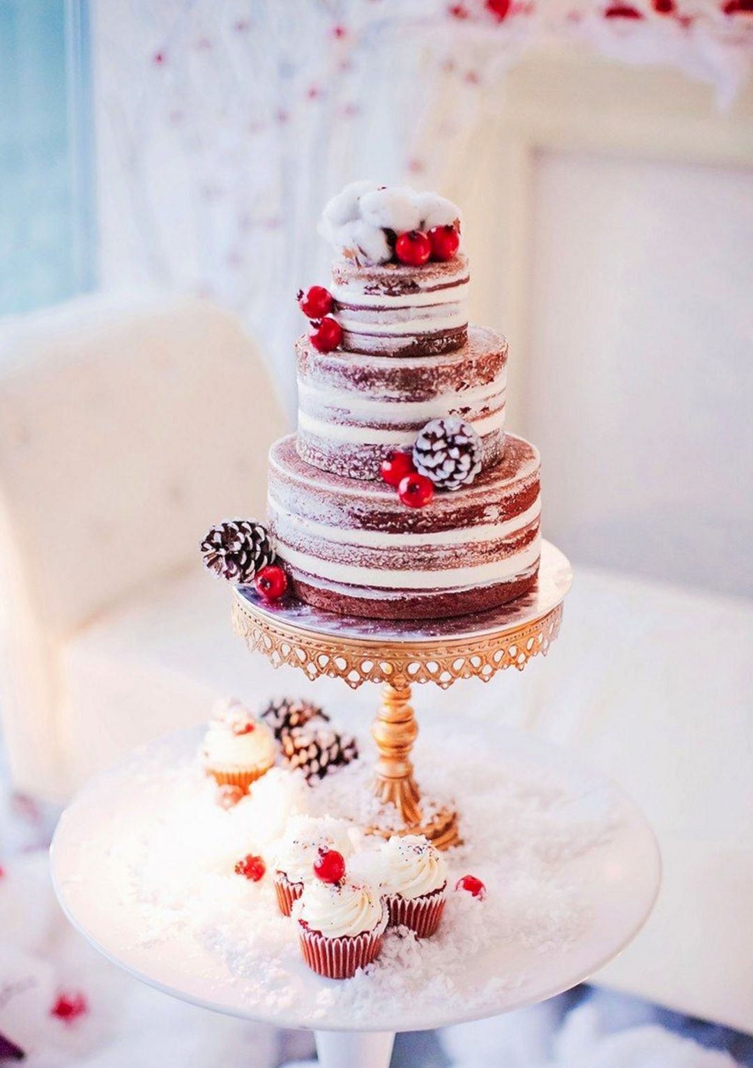 Romance weddeing cake in christmas from wedluxe