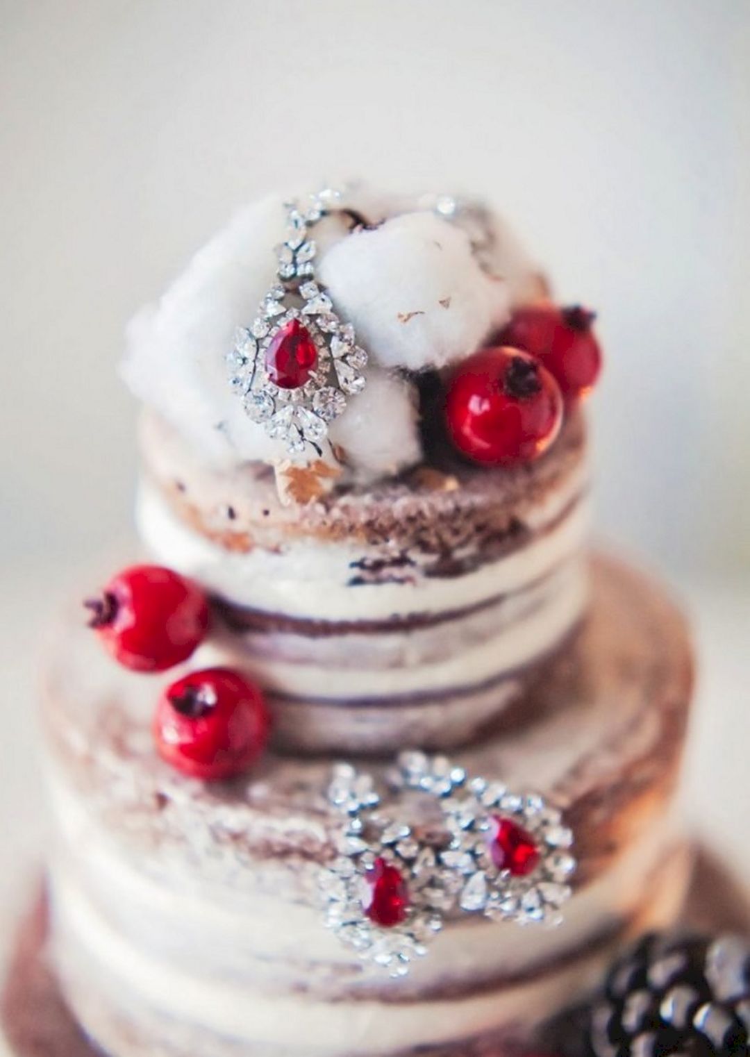 Snowy romance wedding cake from wedluxe