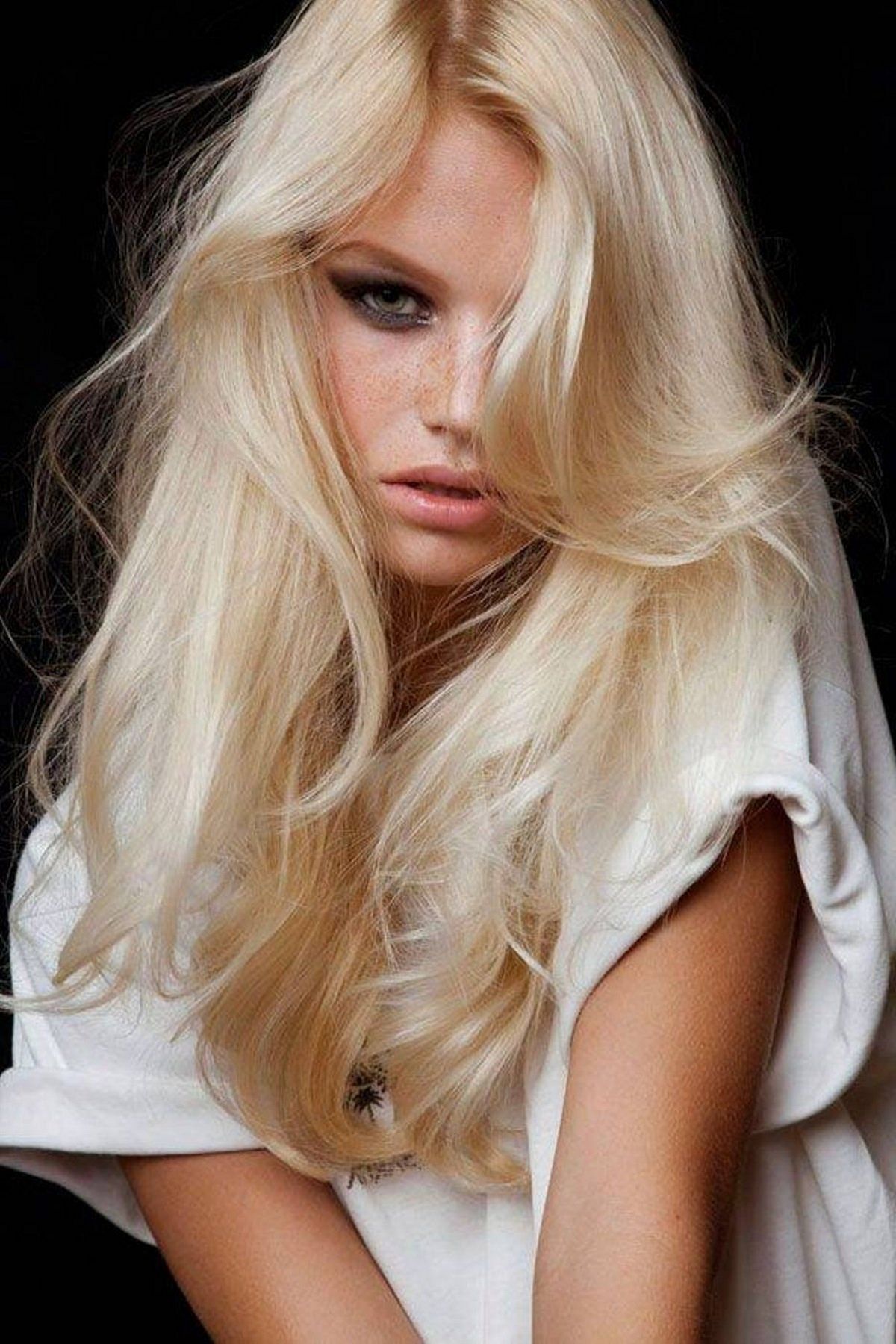 Platinum blonde hair for nordic girl from galsnguys.gr