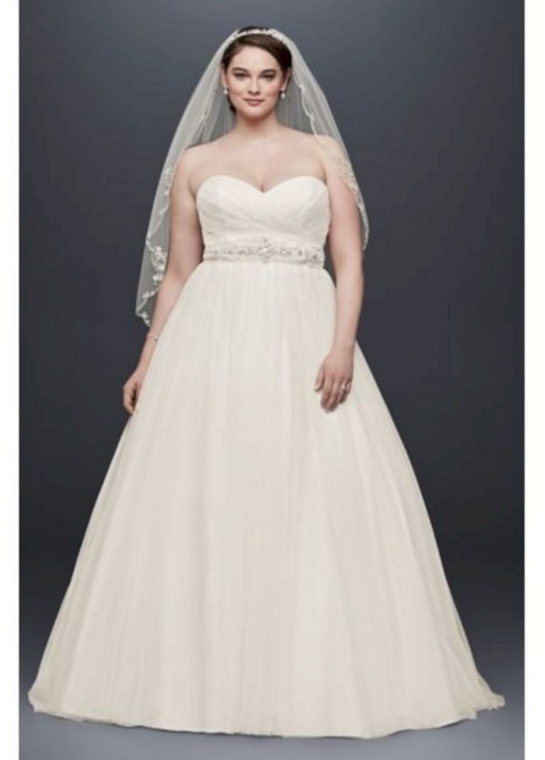 Plus size strapless sweetheart tulle wedding dress