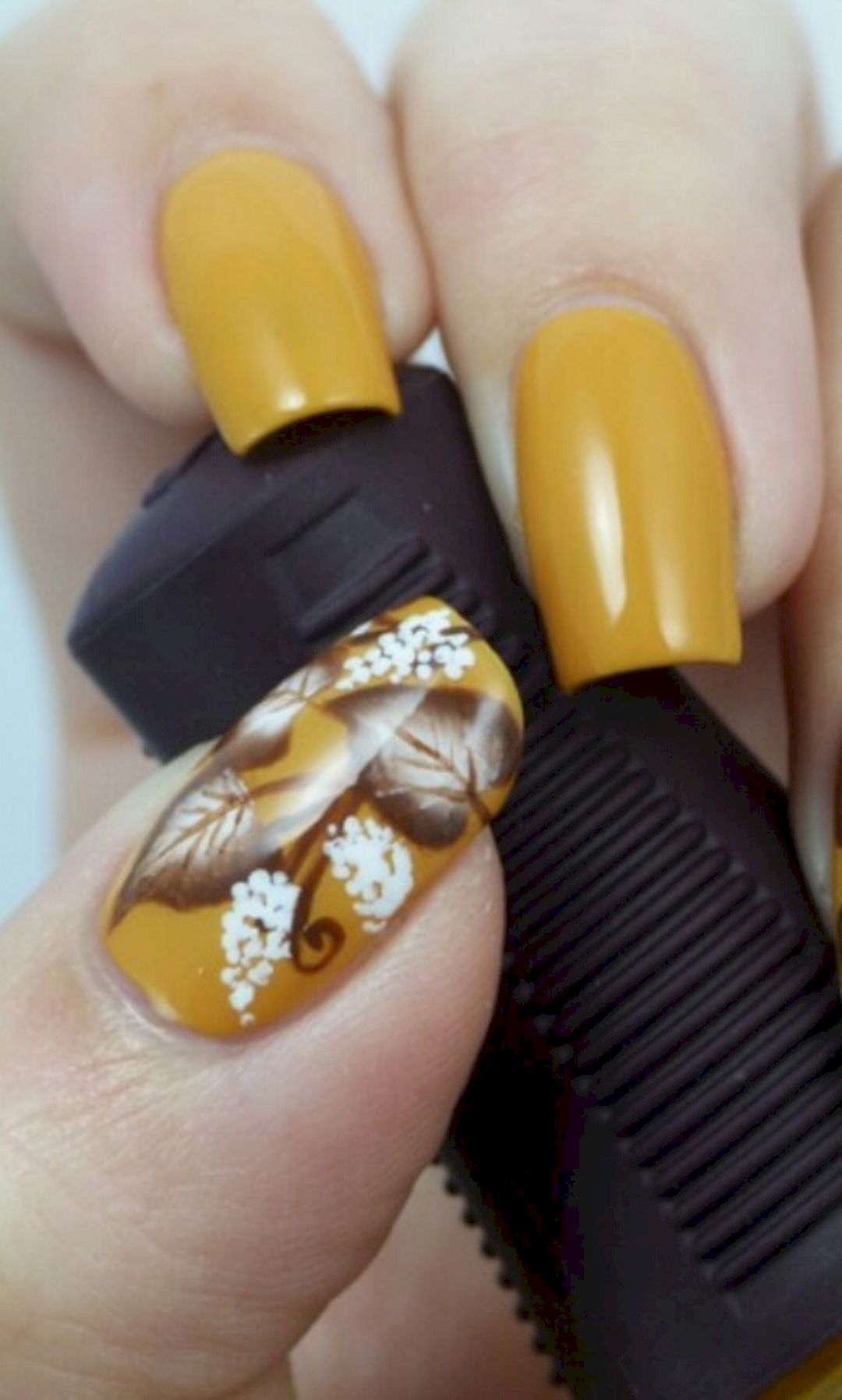 Beauty maple leaf nail art from musely