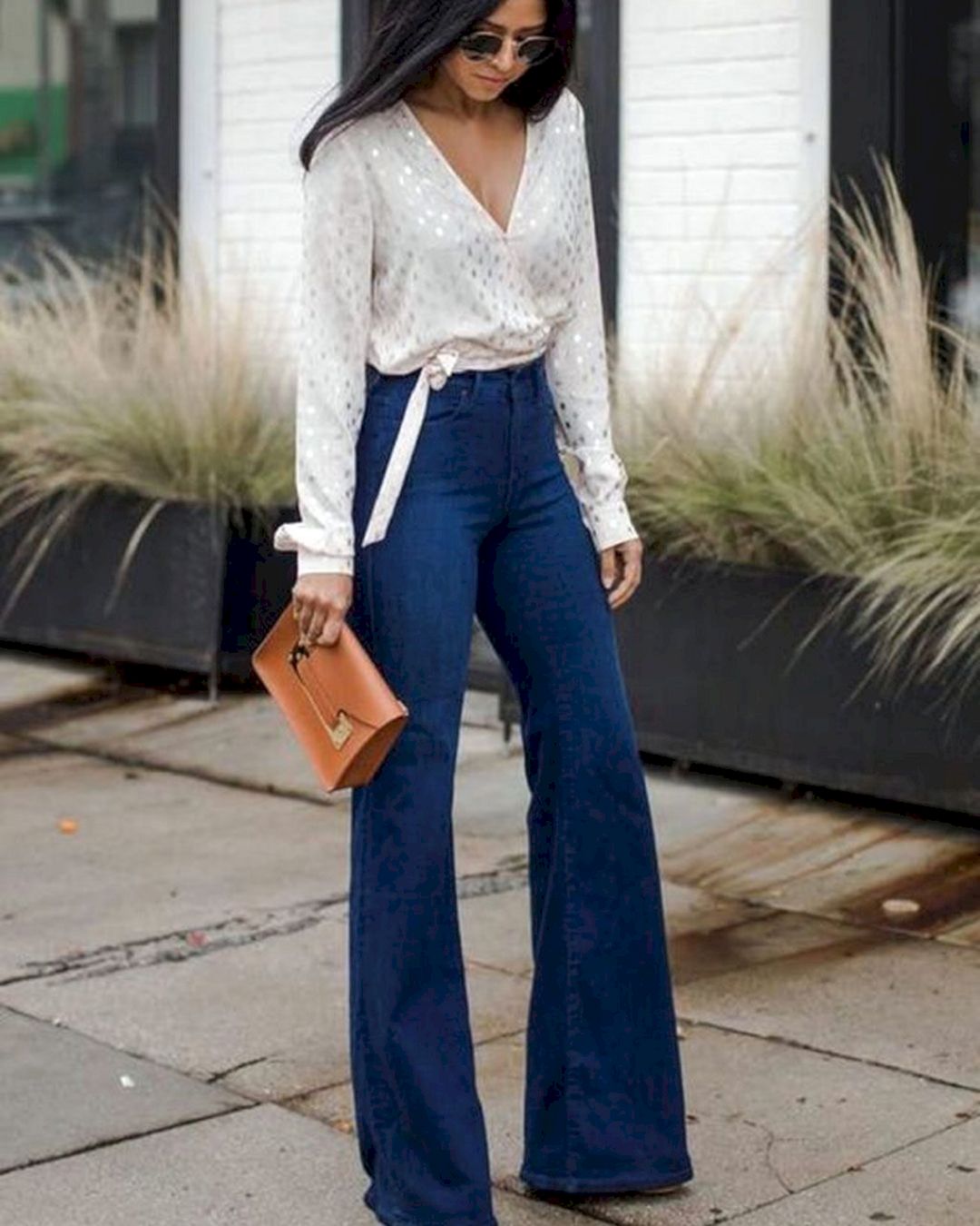 High-waisted jeans with blouse tops from tr.21button
